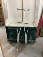 ALUMINUM CRUTCHES