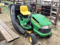 JD RIDE-ON LAWN TRACTOR&hellip;MODEL LA120 W/BAGGER & MULCHING KIT