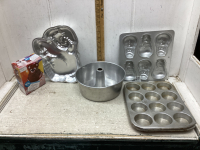 BAKING PANS, MUFFIN TINS