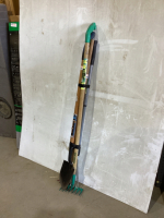 BUNDLE OF SMALL YARD TOOLS - SHOVEL, (3) RAKES, TROWEL W/ LONG HANDLE