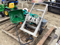 PALLET W/ SCOTTS FERTILIZER BROADCASTER, HOSE REEL, GARDEN HOSE, SPRINKLER, PLANT POTS, HAND SPRAYER