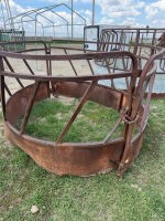 Round bale feeder