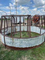 Hurricane style round bale feeder