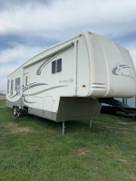 2004 Country star fifth wheel camper, 32'