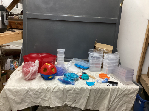 BOX OF TUPPERWARE & KITCHEN ITEMS, SORTING TOY