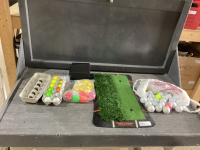MINI PUTTING GREEN & GOLF BALLS