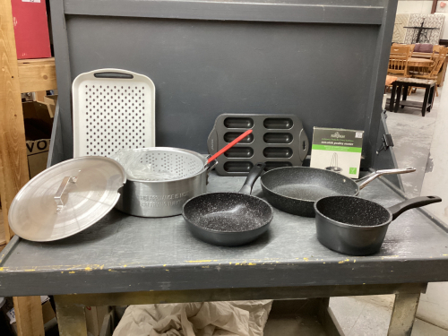 (2) BOXES KITCHEN ITEMS - ALUMINUM STOVE TOP OIL FRYER, FRYING PANS, TRAY,
