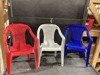 3 KIDS PLASTIC CHAIRS
