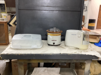 GOOD LIDDED TOTE W/ CUPCAKE HOLDER, RIVAL SLOW COOKER & HONEYWELL HUMIDIFIER