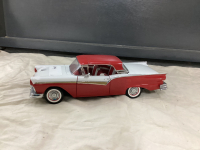 DIE CAST COLLECTOR CAR - SUNSTAR FORD FAIRLANE SKYLINER CONVERTIBLE