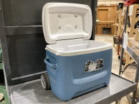 IGLOO WHEELED COOLER WITH PULL HANDLE