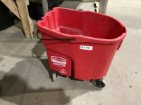 RUBBERMAID 4-WHEEL MOP BUCKET