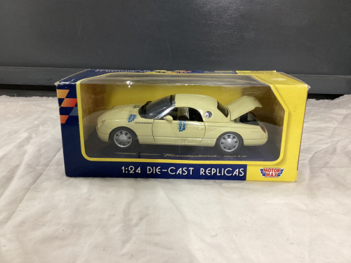 MOTOMAX DIE CAST METAL COLLECTOR CAR - T-BIRD SHOW CAR