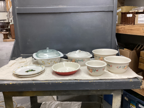 BOX W/ (2) CORELLE CASSEROLE DISHES W/ LIDS, CORELLE MIXING BOWLS, CERAMIC PIE PLATE, (2) JD PLATES