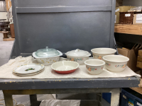 BOX W/ (2) CORELLE CASSEROLE DISHES W/ LIDS, CORELLE MIXING BOWLS, CERAMIC PIE PLATE, (2) JD PLATES
