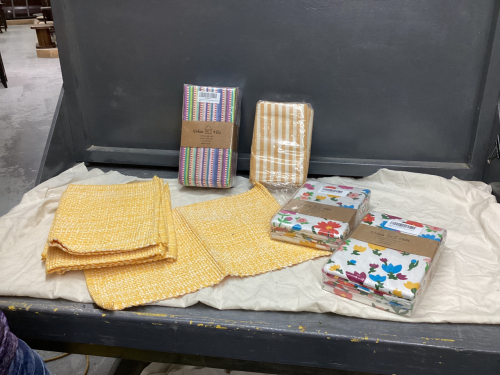 BOX OF NEW TEA TOWELS, COTTON NAPKINS, AND (6) PLACEMATS