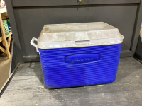 RUBBERMAID BLUE COOLER