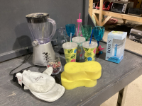 BOX W/ HAMILTON BEACH BLENDER, PLASTIC WINE GLASSES, MITTS, SPONGES