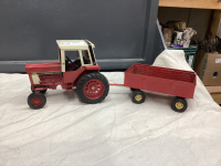 INTERNATIONAL 1586 TRACTOR & ERTL WAGON