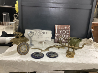 BOX OF MISC DECOR - BRASS ITEMS, GREEN WATER PITCHER, SIGNS, CLOCKS, GREEN "CHICKEN" DISH