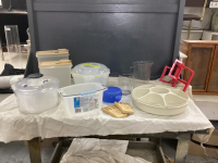 BOX OF TUPPERWARE & PLASTIC WARE - SALAD SPINNER, TUPPERWARE VEGGIE TRAY, TUPPERWARE CONTAINERS,