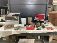BOX OF FRAMES & SMALL COLLECTIBLES