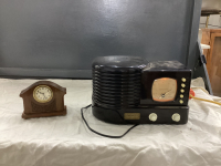 THOMAS COLLECTORS EDISON VINTAGE RADIO AND SMALL WIND UP CLOCK