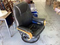 BLACK SWIVEL/RECLINER CHAIR