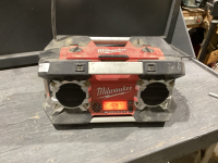 MILWAUKEE RADIO CHARGER