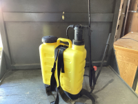 CHEMICAL SPRAYER W/HAND PUMP - 4US GALLONS
