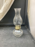 KEROSENE LAMP W. CLEAR BASE