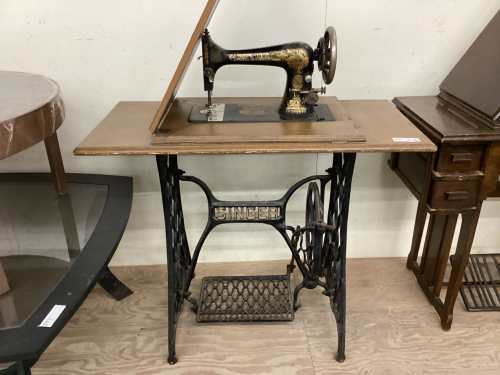 SEWING TABLE W/SINGER MACHINE