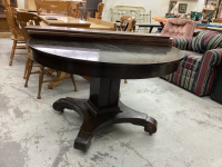 ROUND PEDESTAL TABLE W/ (4) LEAVES - ON CASTORS