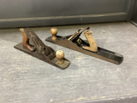 FLAT WITH 2 HAND PLANES