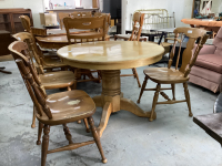 "OLD HIPPY" MAPLE ROUND PEDESTAL TABLE W/ (3) LARGE LEAVES AND (3) CHAIRS