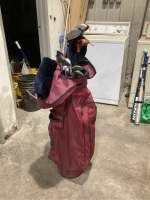 BURGUNDY GOLF BAG W/ CLUBS