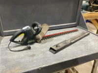 YARD WORKS ELECTRIC HEDGE TRIMMER W/ BLADE SHEATH