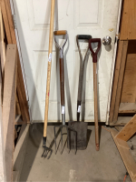 BUNDLE OF YARD TOOLS - POTATOE FORK, SQUARE NOSE SHOVEL, HANDLE, HAND CULTIVATOR