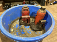 TUB WITH 2 BOTTLE JACKS