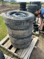 Set a four car tires on rims