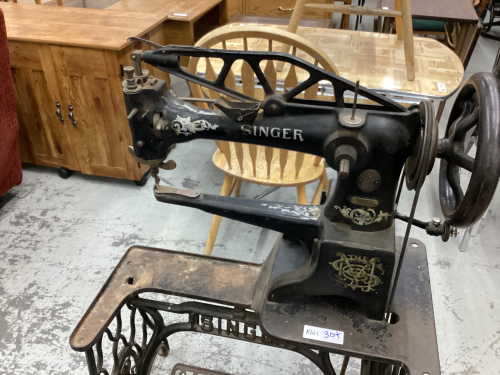 ANTIQUE SINGER SEWING MACHINE