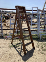 WOOD STEP LADDER