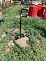 METAL HANGER/FLOWER POT STAND AND PLASTIC HOSE REEL
