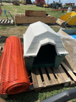 Palet with dog kennel and orange snow fence