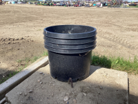 (4) PLASTIC FLOWER POTS & SOME SMALLER POTS
