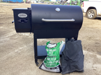 LOUISIANA GRILLS WOOD PELLET BBQ W/ COVER