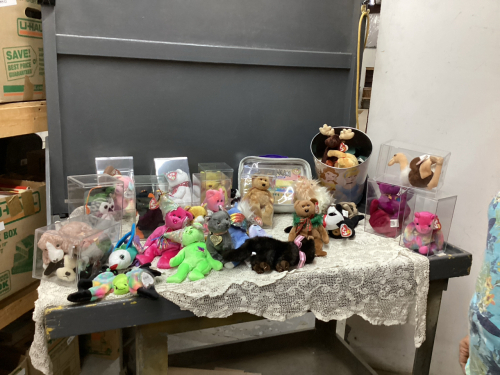 LARGE BOX OF ORIGINAL BEANIE BABIES - INCLUDES PLATINUM MEMBERSHIP BEAR