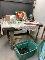 GOOD LIDDED TOTE W/ CHRISTMAS DECORATION