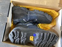 CAT WORK SHOES - SIZE 8