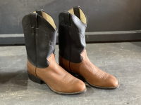 JUSTIN COWBOY BOOTS - SIZE 8E